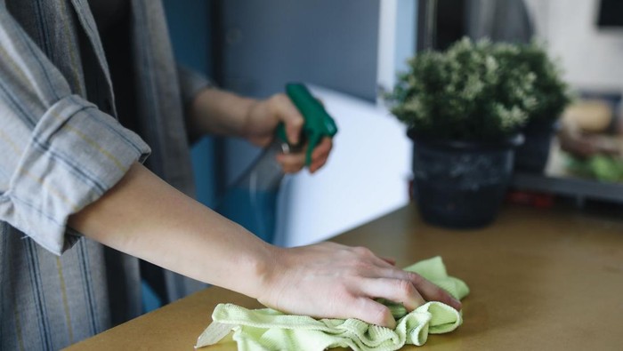 Ilustrasi membersihkan debu dengan microfiber/ Foto: pexels.com/Polina Tankilevitch