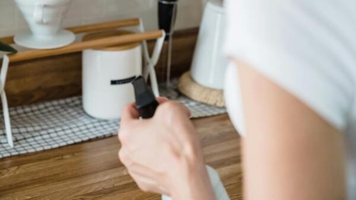 Membersihkan debu hingga ke detail terkecil/ Foto: pexels.com/Liliana Drew