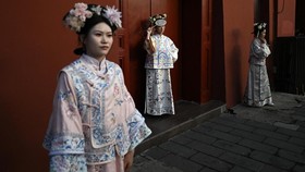 Ramai turis mengenakan kostum tradisional China di kawasan Kota Terlarang, Beijing, China.