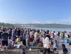 Long Weekend & Rayakan Persib Juara, Pangandaran Jadi Lautan Manusia