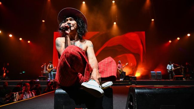 Vokalis grup musik Slank Kaka tampil pada acara Java Jazz Festival 2026 di Nusantara International Convention Exhibition (NICE) PIK 2, Tangerang, Banten, Minggu (31/5/2026). Dalam penampilannya, Slank membawakan sejumlah lagu diantaranya Terlalu Mani