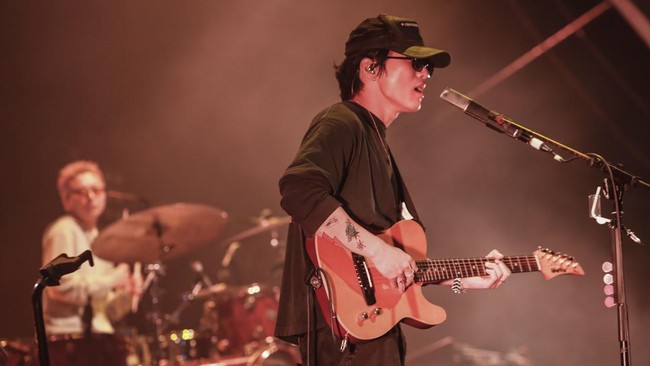 Performa panggung Wave to Earth Kim Daniel dan Shin Dong-gyu di Java Jazz Festival 2026
