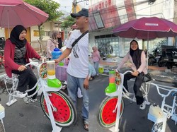 Kreatif! Penjual Ini Tawarkan Segarnya Jus Buah Sambil Gowes Sepeda
