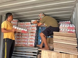 Polisi Sita 2.400 Kaleng Bir-336 Botol Arak Ilegal di Kontainer WNA Tiongkok