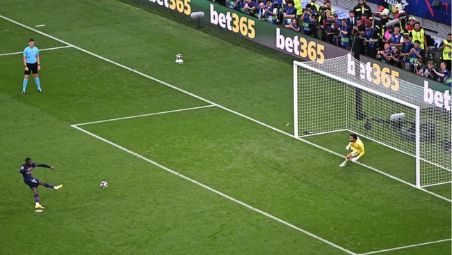 Paris Saint-Germain's French forward #10 Ousmane Dembele scores an equalizing goal from the penalty spot past Arsenal's Spanish goalkeeper #01 David Raya during the UEFA Champions League final football match between Paris Saint-Germain (PSG) and Arse