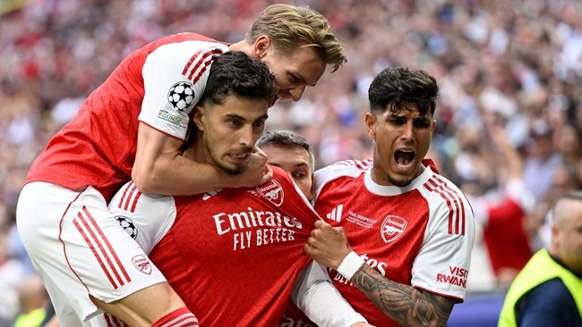 Arsenal's German forward #29 Kai Havertz (2L) celebrates after scoring the opening goal with Arsenal's Norwegian midfielder #08 Martin Odegaard (L) and teammates during the UEFA Champions League final football match between Paris Saint-Germain (PSG)