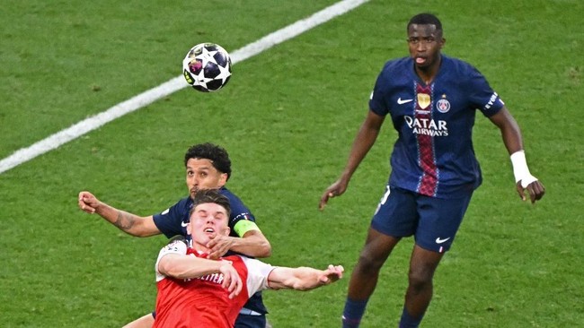 Arsenal's Swedish striker #14 Viktor Gyokeres (Front) and Paris Saint-Germain's Brazilian defender #05 Marquinhos fight for the ball during the UEFA Champions League final football match between Paris Saint-Germain (PSG) and Arsenal FC at the Puskas