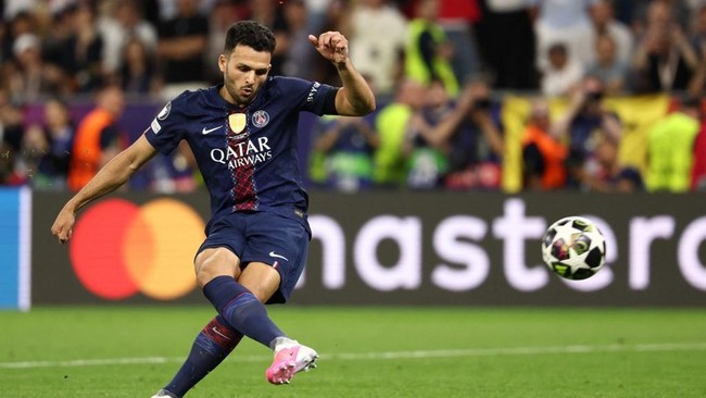 Paris Saint-Germain's Portuguese forward #09 Goncalo Ramos takes a penalty during the penalty shootout during the UEFA Champions League final football match between Paris Saint-Germain (PSG) and Arsenal FC at the Puskas Arena in Budapest on May 30, 2