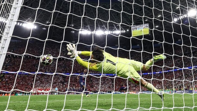 Paris Saint-Germain's Portuguese defender #25 Nuno Mendes takes a penalty stopped by Arsenal's Spanish goalkeeper #01 David Raya during the penalty shootout during the UEFA Champions League final football match between Paris Saint-Germain (PSG) and A