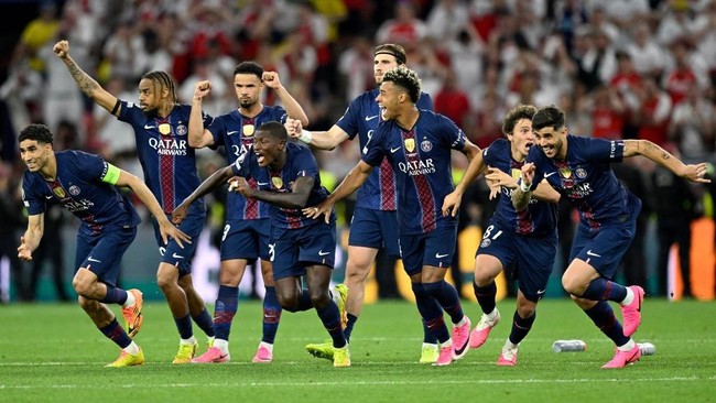 Paris Saint-Germain's players celebrate after winning the UEFA Champions League final football match between Paris Saint-Germain (PSG) and Arsenal FC at the Puskas Arena in Budapest on May 30, 2026. (Photo by INA FASSBENDER / AFP)
