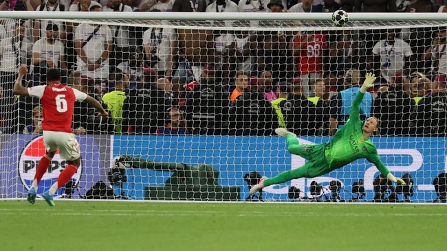 Arsenal's Brazilian defender #06 Gabriel Magalhaes shoots but fails to score the deciding penalty during the UEFA Champions League final football match between Paris Saint-Germain (PSG) and Arsenal FC at the Puskas Arena in Budapest on May 30, 2026.