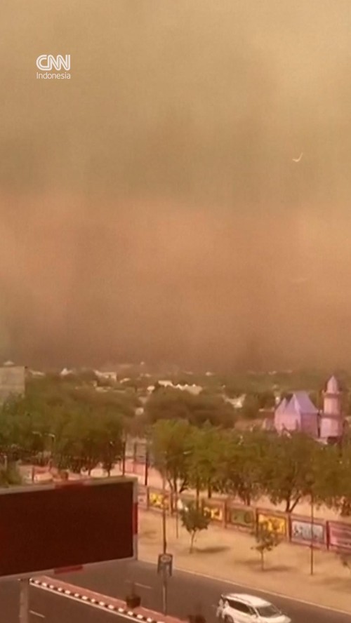 thumbnail video badai pasir di india