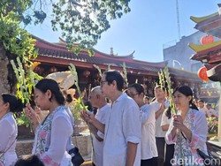 Umat Buddha di Vihara Dharmayana Kuta Rayakan Waisak dengan Pradaksina