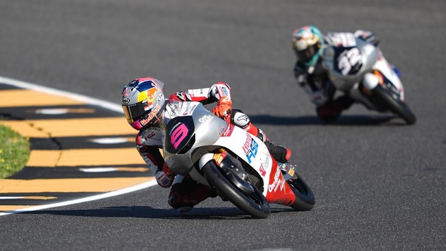 Veda Ega Pratama memacu motor NSF250RW di Sirkuit Mugello, Italia.