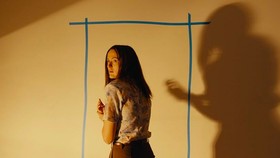 Backrooms (2026) berdasarkan serial web Parsons dan terinspirasi oleh creepypasta "Backrooms".