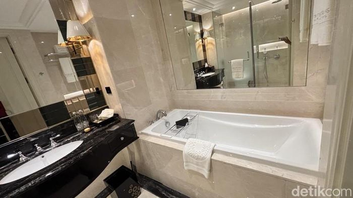 Kenikmatan Berendam di Bathtub Mewah The Trans Luxury Hotel Surabaya