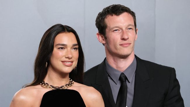 English singer and songwriter Dua Lipa and British actor Callum Turner (Photo by Jean Baptiste Lacroix / AFP)