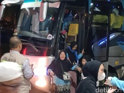 Video: Kloter Pertama Jemaah Haji Embarkasi Batam Tiba di Tanah Air
