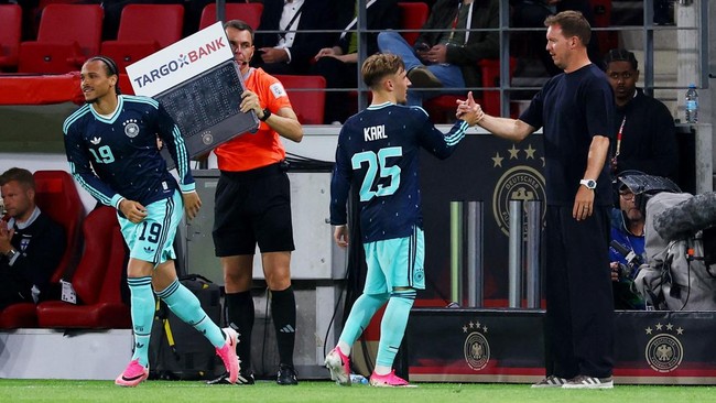 Soccer Football - International Friendly - Germany v Finland - MEWA Arena, Mainz, Germany - May 31, 2026 Germany's Lennart Karl shakes hands with coach Julian Nagelsmann after being substituted as Leroy Sane comes on as a substitute REUTERS/Kai Pfaff