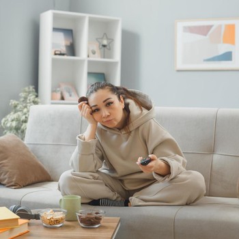 5 Kebiasaan Sehari-hari yang Diam-Diam Bikin Kamu Terlihat Lebih Tua