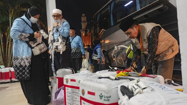 Jamaah haji debarkasi Batam mengantre turun dari bus setibanya di Asrama Haji Batam, Kepulauan Riau, Senin(1/6/2026). Panitia Penyelenggara Ibadah Haji (PPIH) Debarkasi Batam menerima kedatangan 445 haji kloter pertama yang tiba di Batam usai menunai