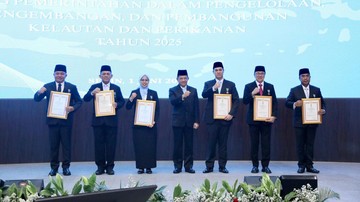 Mendagri Sematkan Apresiasi Satyalancana Wira Karya kepada 6 Tokoh