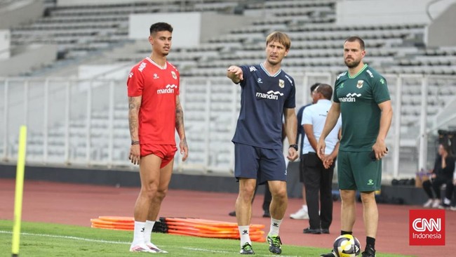 Mees Hilgers mengikuti sesi latihan Timnas Indonesia, Senin (1/6). (CNNIndonesia.com/Abdul Susila)