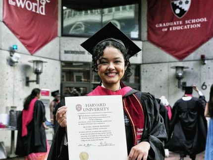 Momen Haru Mutiara Baswedan Wisuda S2 Harvard Sambil Gendong Anak ke Atas Panggung