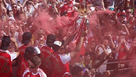 Soccer Football - Premier League - Arsenal Victory Parade - London, Britain - May 31, 2026 Arsenal's William Saliba and teammates celebrate with the Premier League trophy during the victory parade REUTERS/Isabel Infantes