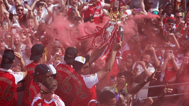 Soccer Football - Premier League - Arsenal Victory Parade - London, Britain - May 31, 2026 Arsenal's William Saliba and teammates celebrate with the Premier League trophy during the victory parade REUTERS/Isabel Infantes