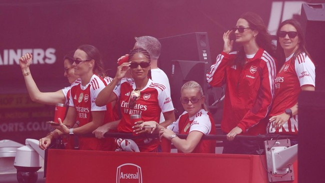 Soccer Football - Premier League - Arsenal Victory Parade - London, Britain - May 31, 2026 Arsenal's Alessia Russo and teammates celebrate during the victory parade Action Images via Reuters/Peter Cziborra