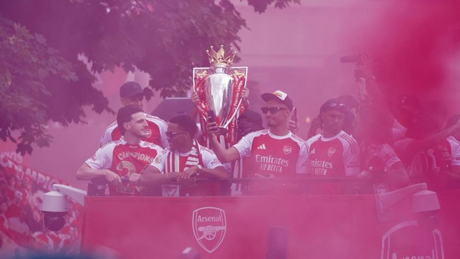 Soccer Football - Premier League - Arsenal Victory Parade - London, Britain - May 31, 2026 Arsenal's William Saliba and teammates celebrate with the Premier League trophy during the victory parade Action Images via Reuters/Peter Cziborra