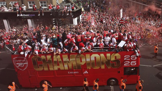 Soccer Football - Premier League - Arsenal Victory Parade - London, Britain - May 31, 2026 General view as Arsenal players and fans celebrate during the victory parade REUTERS/Isabel Infantes