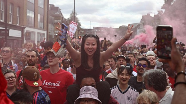 Soccer Football - Premier League - Arsenal Victory Parade - London, Britain - May 31, 2026 General view as Arsenal fans celebrate during the victory parade REUTERS/Dylan Martinez