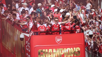 Soccer Football - Premier League - Arsenal Victory Parade - London, Britain - May 31, 2026 General view as Arsenal manager Mikel Arteta, Viktor Gyokeres, Noni Madueke, William Saliba, Bukayo Saka and teammates celebrate with the Premier League trophy