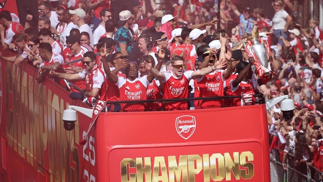 Soccer Football - Premier League - Arsenal Victory Parade - London, Britain - May 31, 2026 General view as Arsenal manager Mikel Arteta, Viktor Gyokeres, Noni Madueke, William Saliba, Bukayo Saka and teammates celebrate with the Premier League trophy