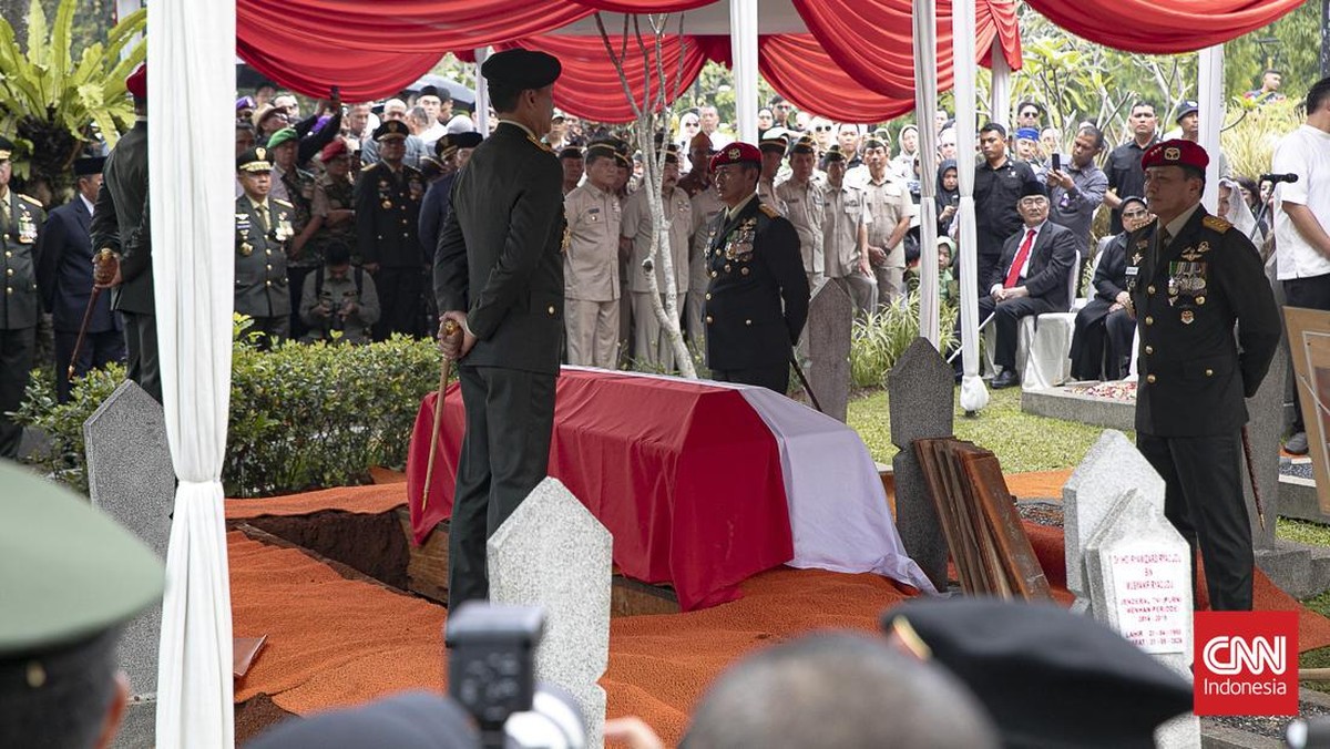 Menteri Pertahanan (Menhan) Sjafrie Sjamsoeddin memimpin upacara pemakaman secara militer mantan Menhan Ryamizard Ryacudu di Taman Makam Pahlawan Nasional Utama (TMPNU) Kalibata, Jakarta Selatan, Senin (1/6/2026). (CNN Indonesia/Adi ibrahim)