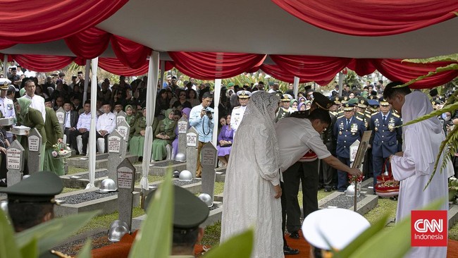 Pemakaman Menhan Ryamizard Ryacudu di TMP Kalibata, Jakarta.