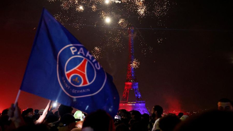 Pemandangan umum Menara Eiffel terlihat saat para pendukung Paris Saint-Germain merayakan kemenangan tim mereka usai menjuarai Liga Champions UEFA di Trocadéro, Sabtu (30/5/2026).