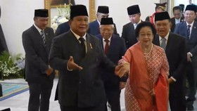 Presiden RI Prabowo Subianto terlihat bergandeng tangan dengan Presiden ke-5 RI Megawati Soekarno usai Upacara Hari Lahir Pancasila di Gedung Pancasila, Kementerian Luar Negeri, Jakarta, Senin (1/6).