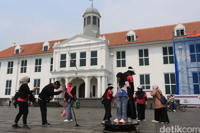 Sejumlah wisatawan menikmati suasana kawasan Kota Tua di Jakarta, Senin (1/6/2026).