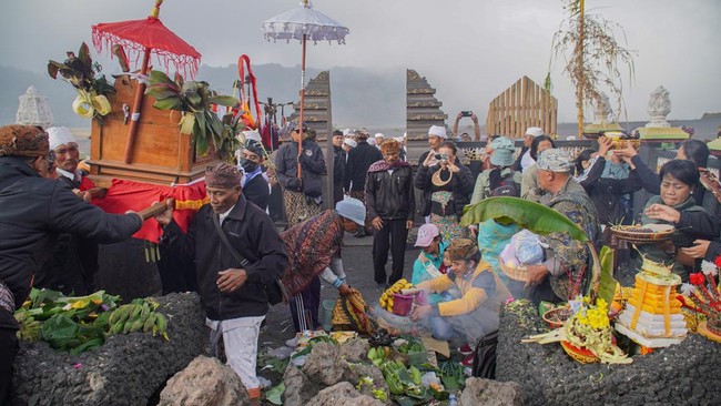 Upacara Yadnya Kasada di Gunung Bromo