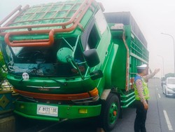 Alami Kendala Rem, Truk Ini Mogok di Flyover Ciputat Tangsel