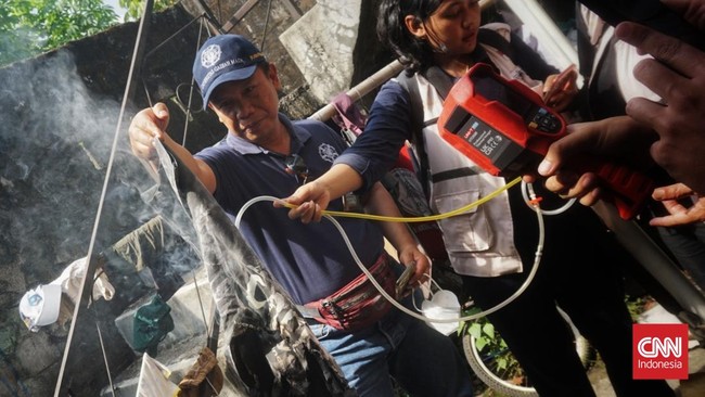 Api misterius di kediaman Mutfiana alias Fia, warga Seyegan, Sleman, DIY masih terus bermunculan sejak kejadian pertama sembilan hari lalu.