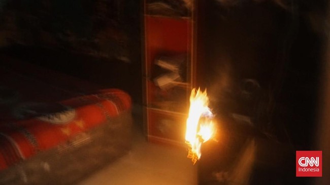 Api misterius di kediaman Mutfiana alias Fia, warga Seyegan, Sleman, DIY masih terus bermunculan sejak kejadian pertama sembilan hari lalu.