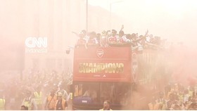Sehari setelah kekalahan di final Liga Champions, suporter Arsenal memadati jalan-jalan di kota London pada Minggu (31/5).