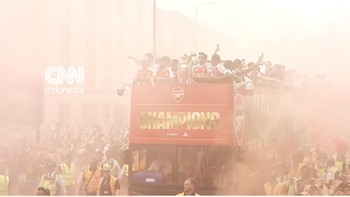 Sehari setelah kekalahan di final Liga Champions, suporter Arsenal memadati jalan-jalan di kota London pada Minggu (31/5).