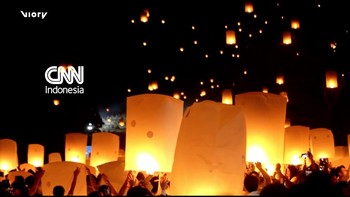 Ribuan lampion mewarnai puncak perayaan Hari Waisak di Candi Borobudur Magelang, Jawa tengah pada Minggu (31/5).