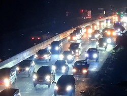 Video: Tol Cipularang Padat Merayap Menuju Jakarta