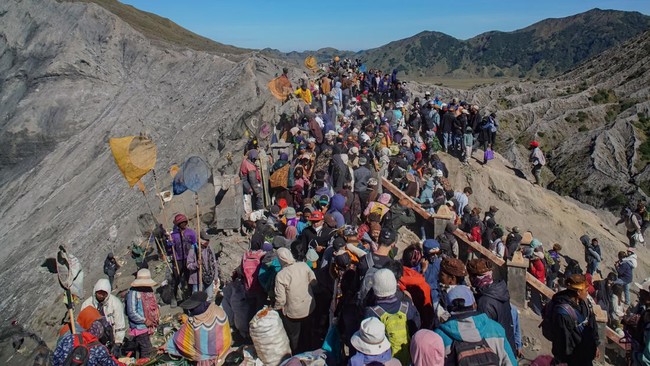 Upacara Yadnya Kasada di Gunung Bromo